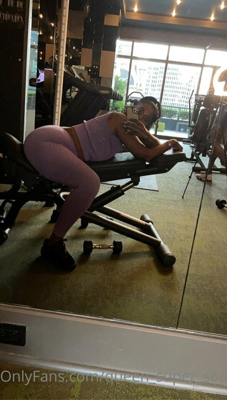 巨乳で曲線美のOnlyFans 美しいポルノ ギャラリー