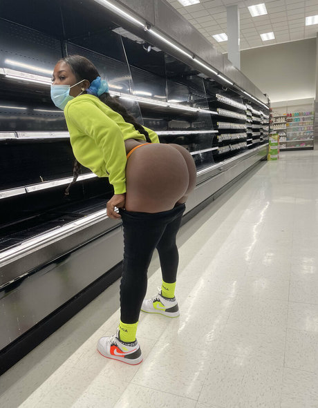 裸の熟女オンリーファンズ 美しい裸 写真