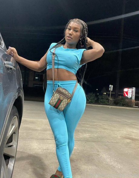 ヌード教師オンリーファンズ ヌード ギャラリー