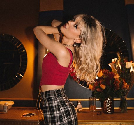 Maisie Peters セックス女優 写真