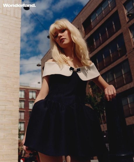 Maisie Peters ポルノスター アート ギャラリー