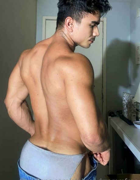 背が高くて巨乳のOnlyFans セクシーヌード 写真