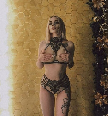 ダーティトークオンリーファンズ ヌード ギャラリー