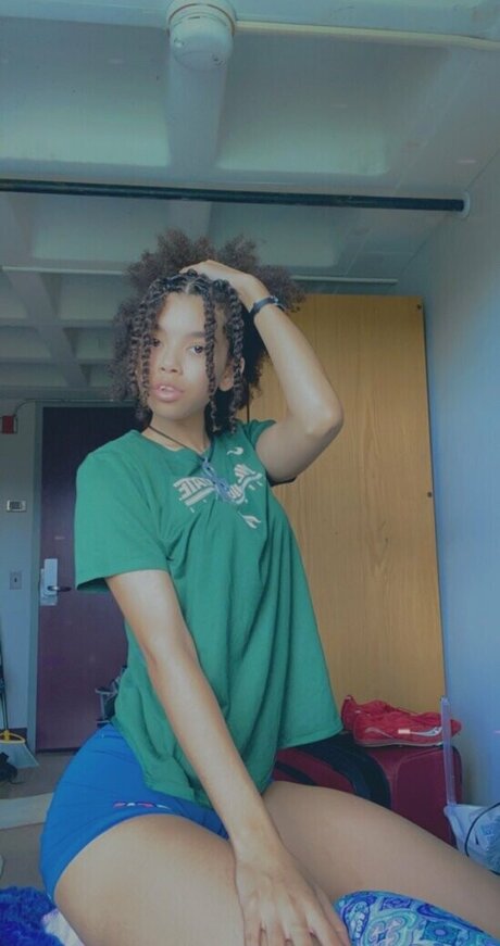 ブルネットの猫OnlyFans セクシー裸 画像