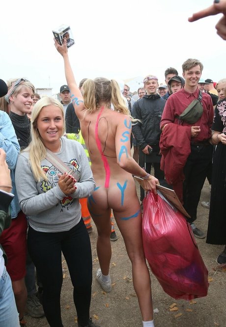 Lily Lowe アダルトモデル 写真