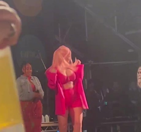 かわいいティーンのオンリーファンズ アートポルノ 画像