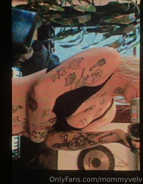 ゲイランジェリーOnlyFans セクシー裸 画像