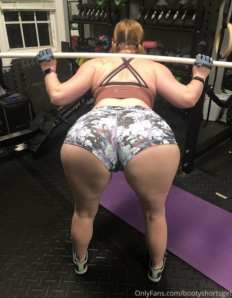 bootyshortsgirl 裸のモデル 写真