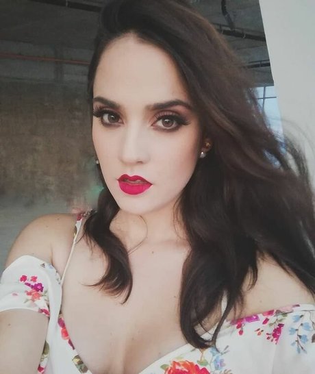 巨乳で曲線美のOnlyFans 美しい 写真