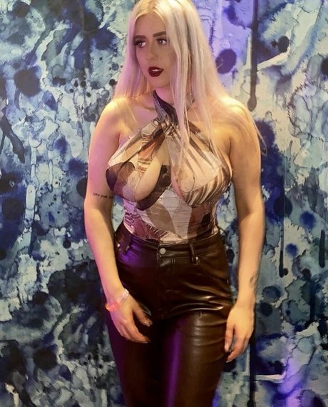 Emma C ポルノスター アート 画像