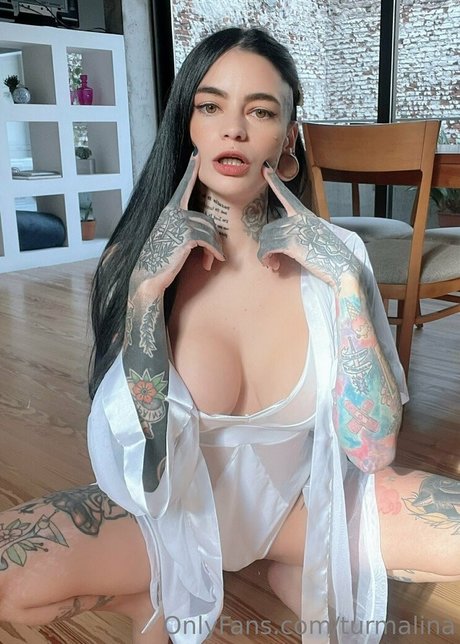 巨大なチンポを持つシーメールオンリーファンズ セクシーヌード 写真