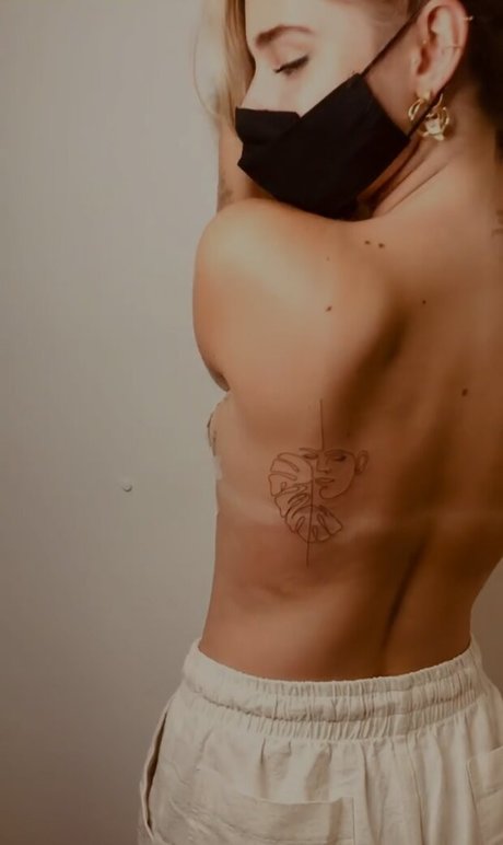 19歳のOnlyFans ポルノグラフィック 画像