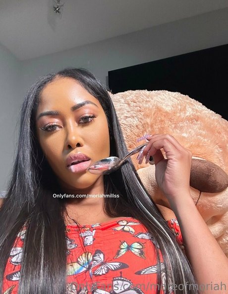 大きな黒い猫OnlyFans アートヌード 写真