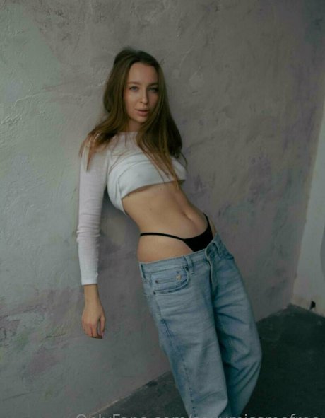 ピアス乳首オンリーファンズ アート裸 写真