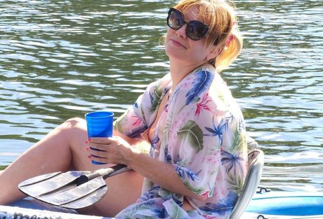 曲線美の女の子オンリーファンズ ホットセックス 写真