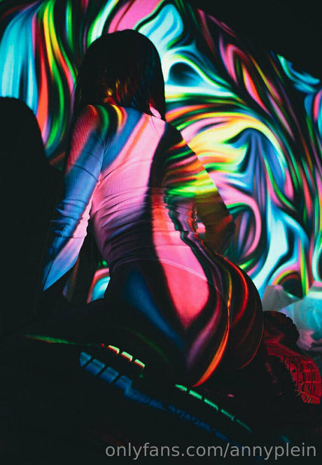 annyplein エロティックなモデル 画像