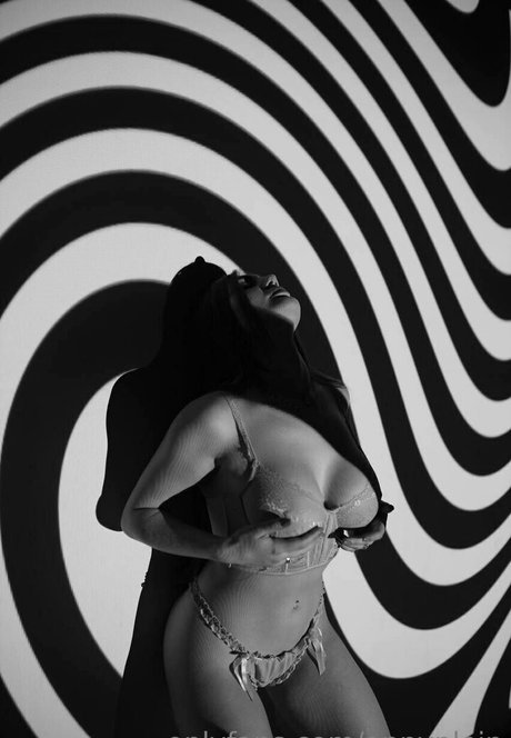 巨乳のオンリーファンズ アートヌード ギャラリー