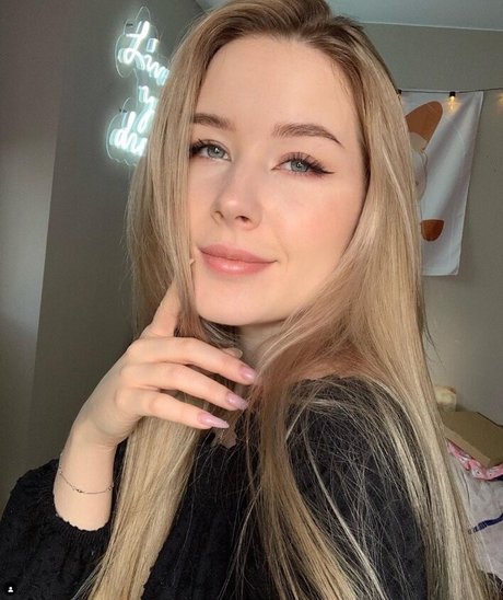 毛深い足のOnlyFans ヌード 画像