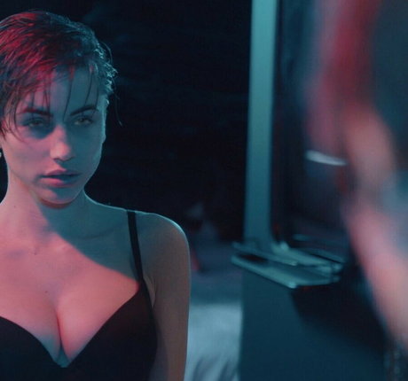 巨乳の熟女オンリーファンズ 無料セクシー 画像