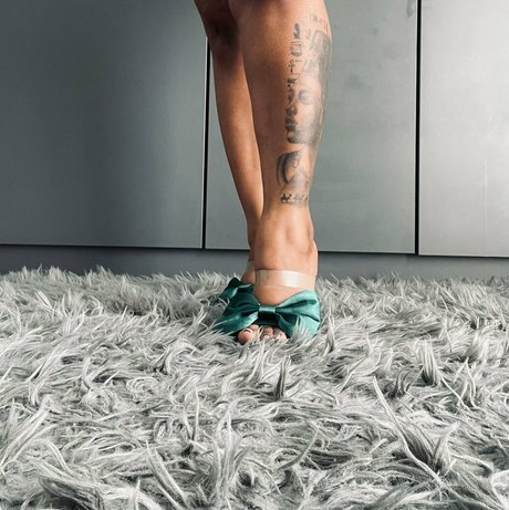 ナチュラルポーグオンリーファン セクシーヌード 写真