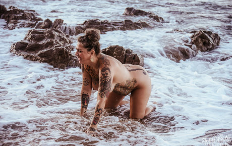 警察官のオンリーファンズ アートヌード 画像