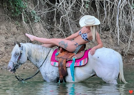 大きなお尻と巨乳のオンリーファンズ アートポルノ 写真