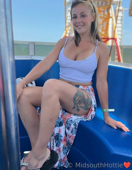 黒檀のタトゥーOnlyFans 美しい裸 画像