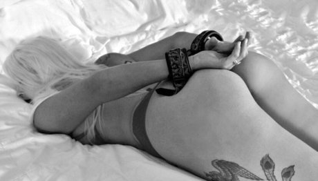 ブラックマジックオンリーファンズ 美しい裸 写真