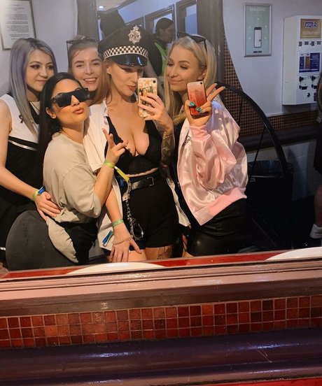 Hollie Rutter セックスモデル 画像