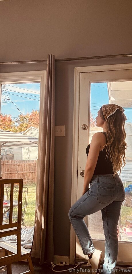 ヌード教師オンリーファンズ ポルノ 画像