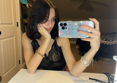 kinsleyalyse アートモデル 写真