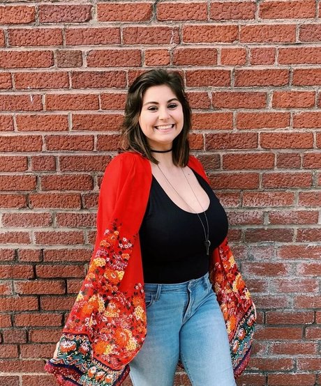 ピアス乳首オンリーファンズ ポルノ 写真