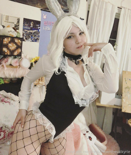 毛深い足のOnlyFans ヌード ギャラリー