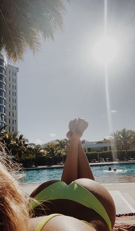 Nicole Loures ホットスター 写真