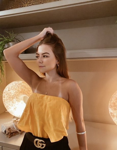 Nicole Loures ポルノスター アート 画像