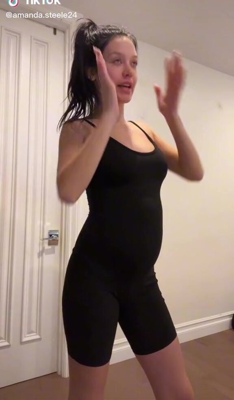 ティーンシーメールオンリーファンズ 美しいヌード 写真