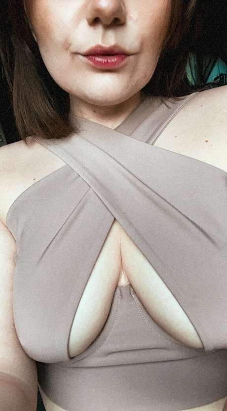 18歳のオンリーファンズ 美しい 写真