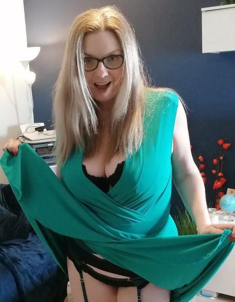 巨大な天然おっぱいオンリーファンズ セクシーヌード ギャラリー