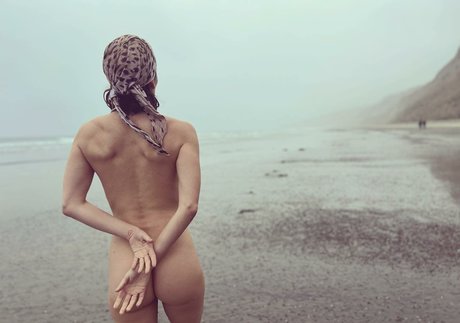 アナル舐めオンリーファンズ 裸 画像