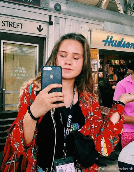 rocket bb ホット女優 写真