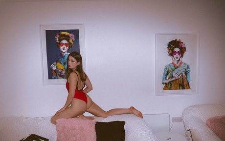 19歳のOnlyFans 美しいポルノ 写真