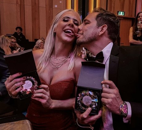 ビデオ通話 オンリーファンズ えろた 写真