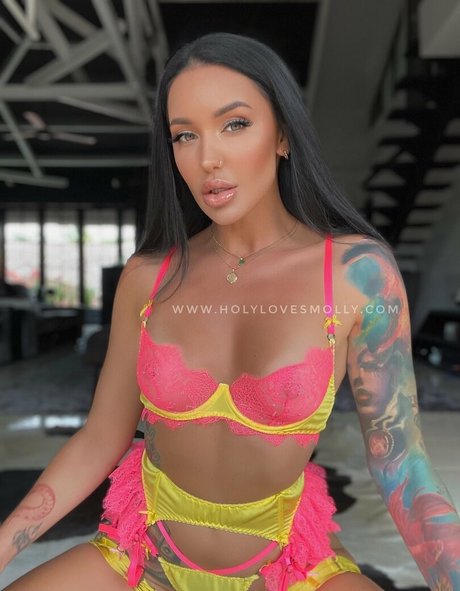 曲線美のラテン系オンリーファンズ セクシー裸 写真