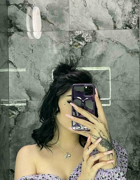 毛深いラテン系オンリーファンズ 美しいヌード 写真