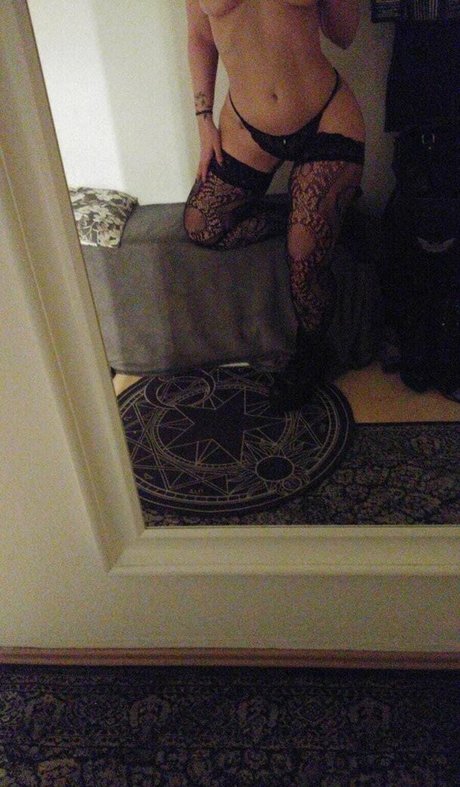 曲線美のクーガーOnlyFans アートポルノ 写真