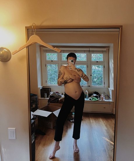 ジンジャートゥインクオンリーファンズ アダルト 写真