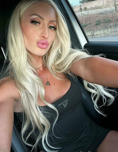 hollyxxxmae ポルノスター 写真