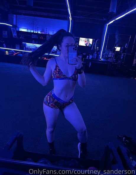 Courtney Sanderson ヌードスター ギャラリー