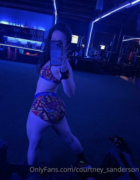 Courtney Sanderson xxxスター 写真