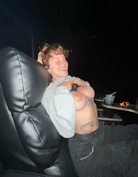 赤毛ティーンオンリーファンズ アダルト無料 写真